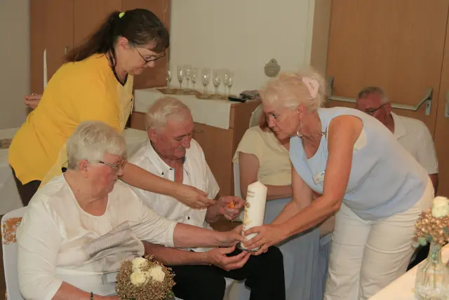 Beim Anzünden der Hochzeitskerze | Foto: Gerhard Langmann
