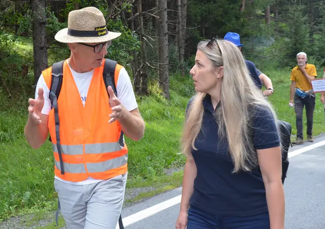 BI-Sprecher Ludwig Gruber im intensiven Gespräch mit FPÖ-LA Gudrun Kofler.