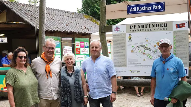 Die Töchter und Söhne von Adi Kastner, Bernadette Gutmann, Alexander Kastner, Eva Brandeis und Christoph Kastner, sowie Gildemeister Ferdinand Kolm (von links) bei der Enthüllung der Tafel "Adi Kastner Park". | Foto: Franz Fichtinger