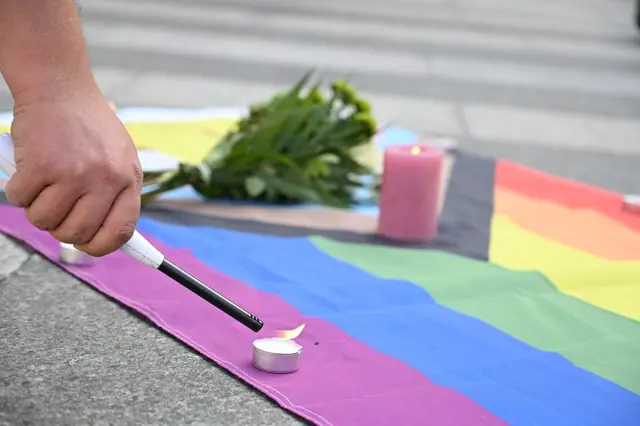 Die Teilnehmer erinnerten an die getötete Frau und die mehr als 30 Verletzten des Anschlags auf den Berliner Christopher Street Day. | Foto: Fegerl