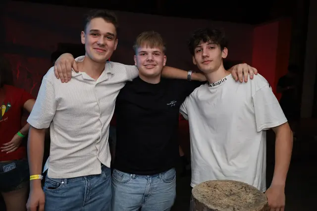 Daniel, Eric und Tobi beim lustigen Nagelspiel. | Foto: Markus Bäumler/zema-medien.de