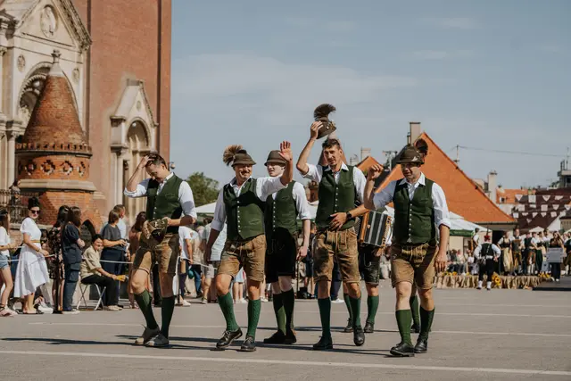 Internationaler Auftritt: Auf Einladung der heimischen Botschaft vertraten die Hochtausinger Österreich bei den 60. Folklorefestspielen im kroatischen Đakovo. | Foto: D'Hochtausinger