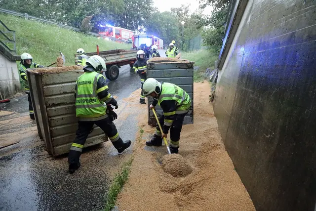 Die Feuerwehr räumt das Getreide auf.