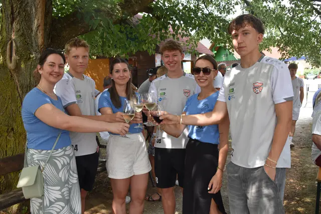 Gelungener Frühschoppen: Carolina Kroboth, Thomas Kainz, Anna Laky, Simon Ifkovits, Lena Marakovits und Jonas Garger stießen an. | Foto: MeinBezirk/Michael Strini