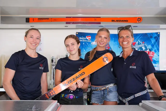 Nina , Maria , Hanna und Nadja (Skiclub Zell am See Stand).