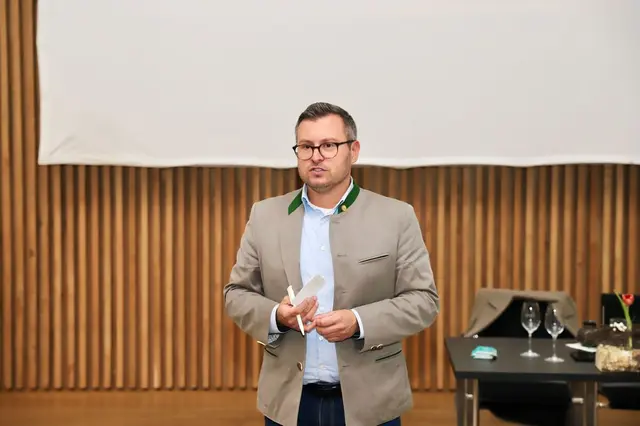 Für Weinbauberater Martin Hartinger ist klar, die Rebzikade ist gekommen, um zu bleiben. Die Frage wird sein, wie der Weinbau mit ihr zu leben lernt? | Foto: MeinBezirk