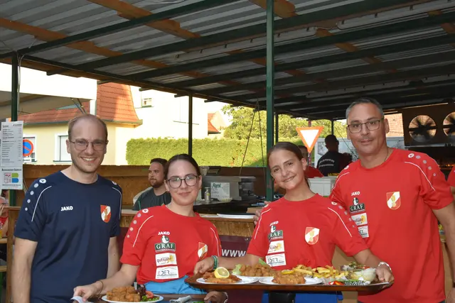 Yannic Sommer, Maria und Katerina Selinger und Kommandant Hannes Heiss | Foto: Julia Lirsch / MeinBezirk