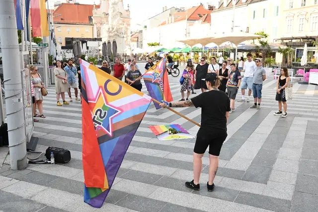Im Mittelpunkt der Mahnwache standen Trauer, Zusammenhalt und der Einsatz für Menschenrechte. | Foto: Fegerl