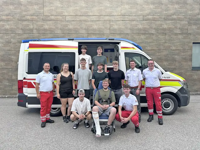 Sachbearbeiter für Zivildienst Josef Streißelberger und Freiwilligenvertreterin Martina Korntheuer (Mitte, v.l.) sowie Freiwilligenvertreter Alexander Hintersonnleitner und Bezirksstellenleiter Mag. Kurt Marcik (Mitte, v.r.) bedankten sich bei (vorne, v.l.n.r.) Theo Atteneder, Jonas Hirtl und Manuel Kerschbaumer, (Mitte v.l.n.r.) Paul Helm, Oskar Strasser und Joey Zellhofer sowie (hinten, v.l.n.r.) bei Florian Haider und Daniel Lueger für die geleistete Arbeit und freuen sich auf die weiterhin gute Zusammenarbeit im ehrenamtlichen Team. Nicht am Bild: Michael Schnabel | Foto: RKNÖ/Mayer Maximilian