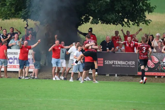Der Jubel kannte bei den Spielern und Fans keine Grenzen. Sigharting ist Innviertler -Cup-Sieger.  | Foto: Reinhard Schröckelsberger