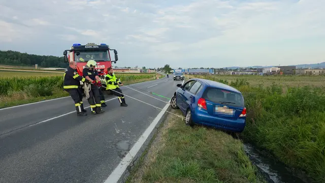 Die Freiwillige Feuerwehr Sarling zog den verunfallten Pkw mithilfe einer Seilwinde aus dem Straßengraben. | Foto: DOKU-NÖ