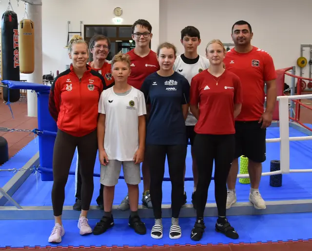 Stehend v.L.: Mag. Herbert Schandl, Patrick Maderegger (Lochen), Sebastian Heidecker (Ranshofen), BT Sargis Martirosjan, Vorne v.L.: BT Victoria Hahn, Konstantin Ecker, Elisabeth Ecker (beide Ranshofen) und Doris Schober (Lochen).

Foto: Conny Högg
