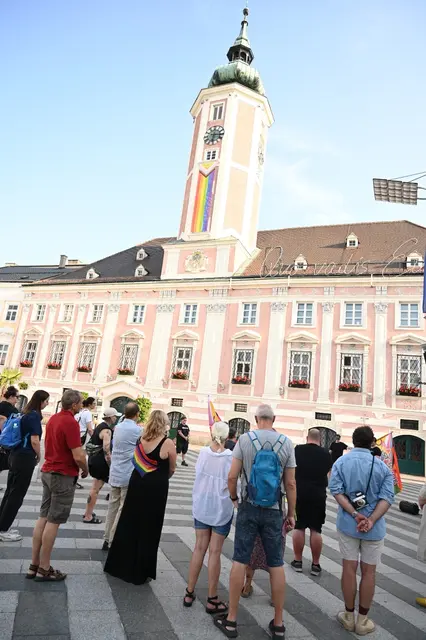 Rund 40 Menschen versammelten sich am Rathausplatz in St. Pölten, um der Opfer des Anschlags auf den Berliner Christopher Street Day zu gedenken. | Foto: Fegerl