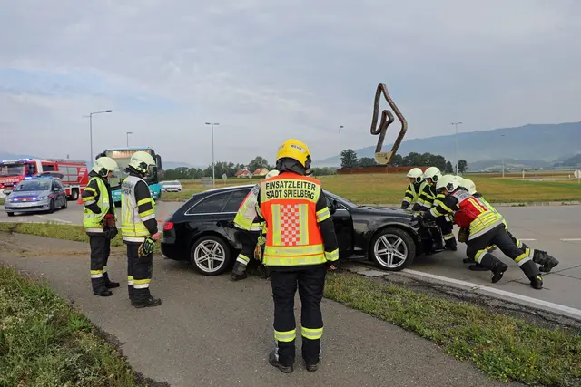 Ein Autolenker baute am Samstag einen Unfall im Kreisverkehr.