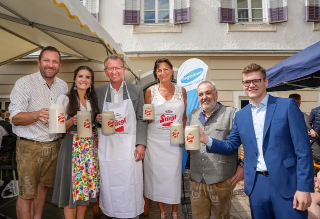 Bei der Eröffnung: v.l.n.r.: Karl Obersamer (Fa. Stiegl) , Lisa Loferer (GF Zell am See - Kaprun Tourismus GmbH) , Andreas Wimmreuter (Bürgermeister) , Salome Mühlberger (1.Vizebürgermeisterin) , Christof Mayr (2. Vizebürgermeister) , Landesrat Maximilian Aigner.