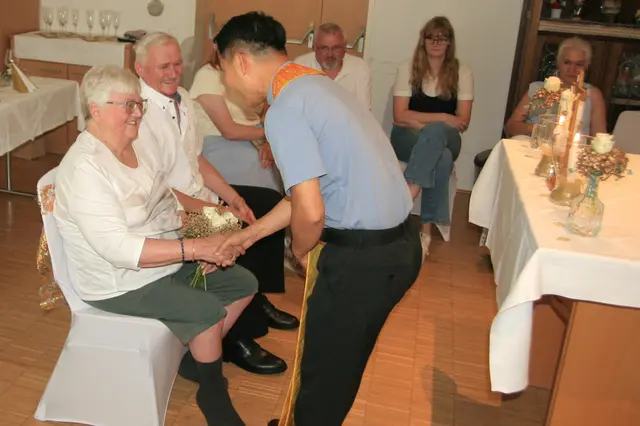 Herzliche Gratulation von Kaplan Anton Ngujen | Foto: Gerhard Langmann