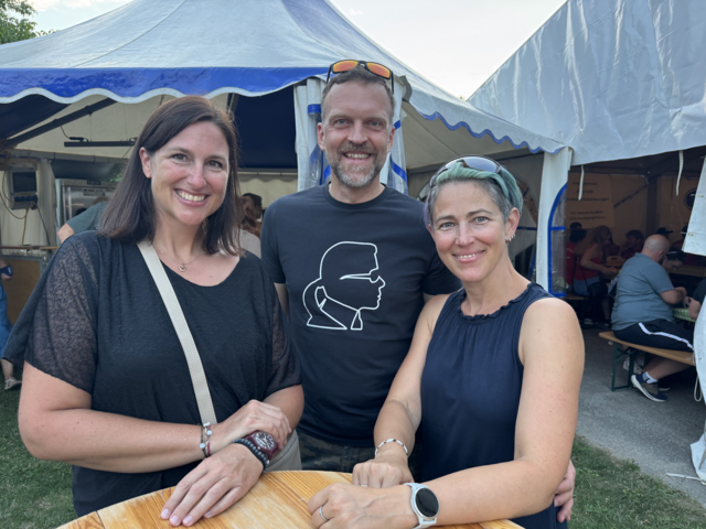 Tanja, Reinhard und Caroline freuen sich über die gute Stimmung. | Foto: Elena Fuchsbauer