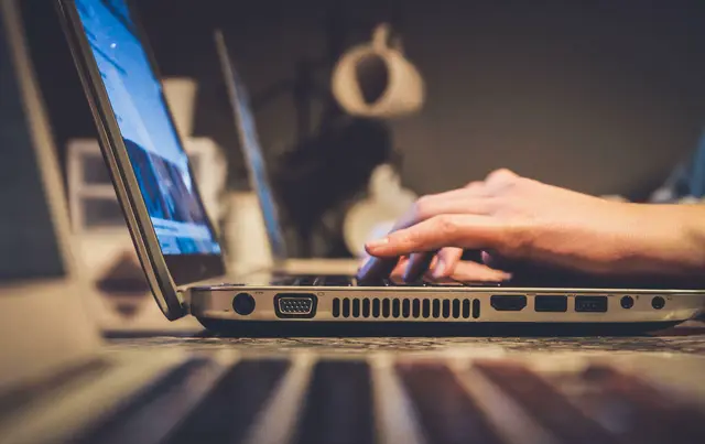 Was ab dem 2. August für Unternehmen gilt, die Videos, Fotos oder Texte mit künstlicher Intelligenz verwenden. (Symbolfoto) | Foto: John Schnobrich / Unsplash