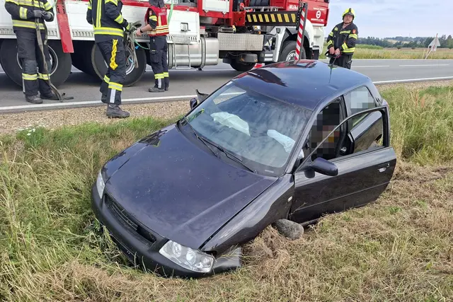 Der PKW kam schwer beschädigt im Straßengraben zum Stillstand. | Foto: FF Waidhofen/Thaya