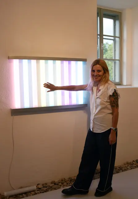 Künstlerin Billi Thanner mit einem ihrer Licht-Objekte | Foto: Galerien Thayaland