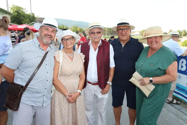 Familie Tretthann: links die Gastronomen Harald und Helga, rechts "Wildkrautlerin" Anita mit "Holzwurm" Josef. Bildmitte: Traiskirchens Polit-Tausendsassa Franz Gartner. | Foto: Manfred Wlasak