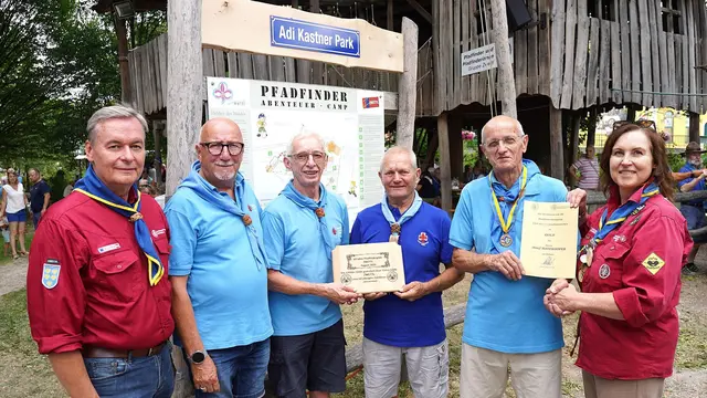 Die Pfadfindergilde Zwettl feiert ihr 60jähriges Bestehen, Josef Mayerhofer (2.v.r.) wurde für seine Verdienste geehrt. Links Obmann Dieter Fröhlich. | Foto: Franz Fichtinger