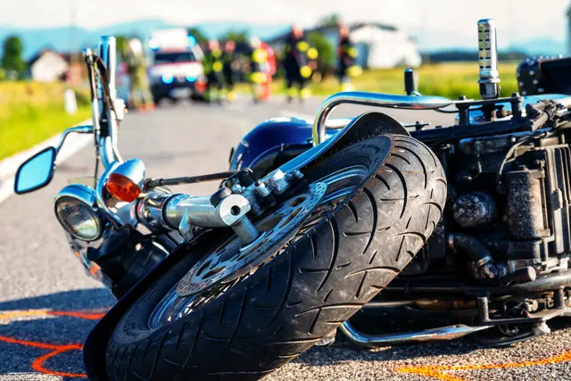 Der 19-Jähriger war unter dem Motorrad eingeklemmt. (Symbolbild) | Foto: Team Fotokerschi/ Werner Kerschbaummayr