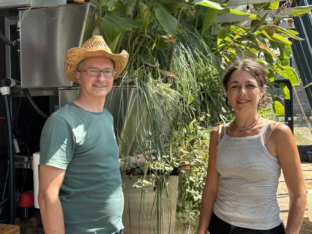 Der Fehringer Gemeinderat und Biobauer Ernst Heuberger und Grüne Klubobfrau Sandra Krautwaschl beim Lokalaugenschein der Pflanzenkläranlage im Cambium Fehring. | Foto: MeinBezirk/Gerda Sammer-Schmidt
