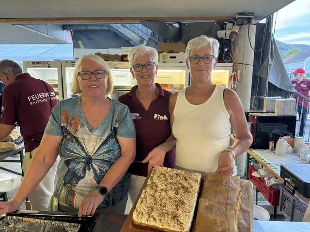 Eva, Michaela und Ingrid verköstigten die Besucherinnen und Besucher mit Kaffee und Kuchen. | Foto: Elena Fuchsbauer