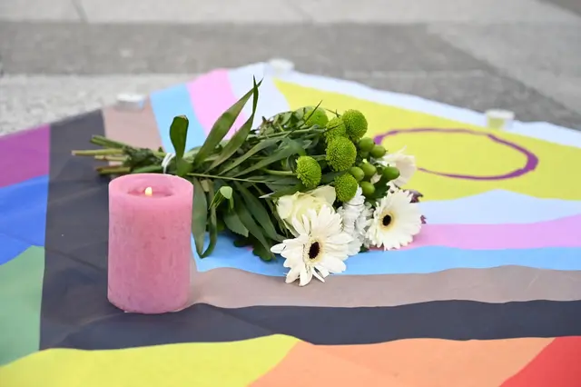 Mit Kerzen und einer Schweigeminute gedachten die Teilnehmer der Opfer des Anschlags in Berlin. | Foto: Fegerl