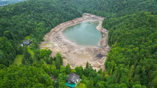 Der Wasserspiegel des Nussensees ist aufgrund der Trockenheit auf einen historischen Tiefstand abgesunken. So wurden die Kriegsrelikte freigelegt und schließlich am 25. Juli gefunden. | Foto: Team Fotokerschi.at