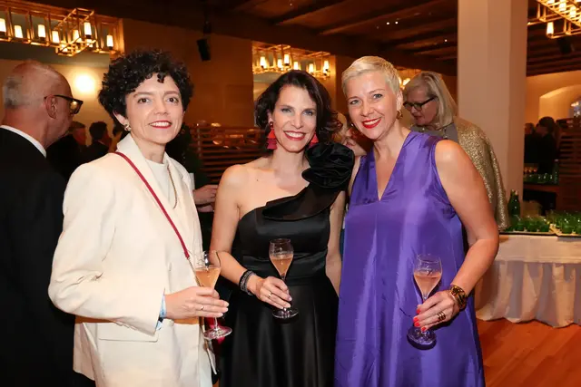 Landeshauptfrau Karoline Edtstadler mit der heurigen Festspielrednerin Maria Kalesnikava (rechts) und ihrer Schwester | Foto: Land Salzburg / Franz Neumayr