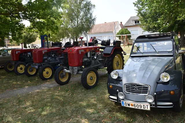 Auch zahlreiche Oldtimer präsentierten sich am Dorfplatz. | Foto: MeinBezirk/Michael Strini