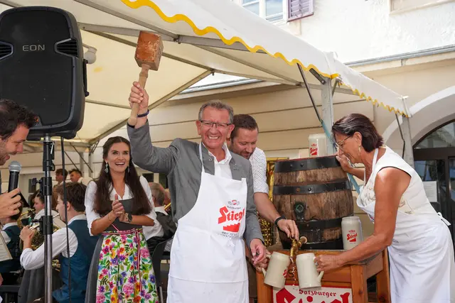 Bei dem Bieranstich: Andreas Wimmreuter mit Salome Mühlberger.