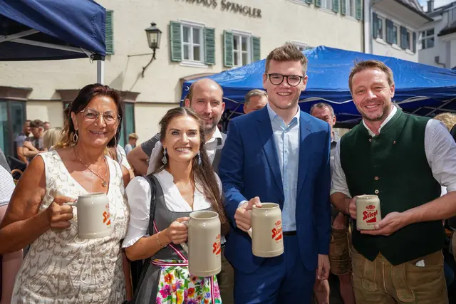 Bei der Eröffnung: Salome Mühlbgerger (1. Vizebürgermeisterin) , Lisa Loferer (GF Zell am See - Kaprun Tourismus GmbH) , Landesrat Maximilian Aigner , Josef Hutter (Gemeindevertreter).
