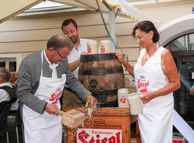 Bei dem Bieranstich: Andreas Wimmreuter mit Salome Mühlberger.