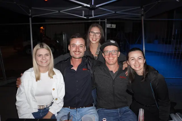 Beste Laune beim Dorffest in Oberperfuss bereits vor dem Festzelt.  | Foto: AMG