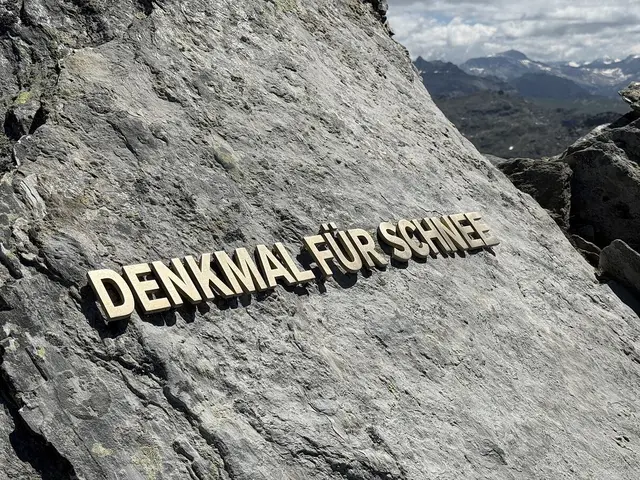  Die Kunstinstallation „Denkmal für Schnee“ von Esther Strauß.  | Foto: TLM/Fritz