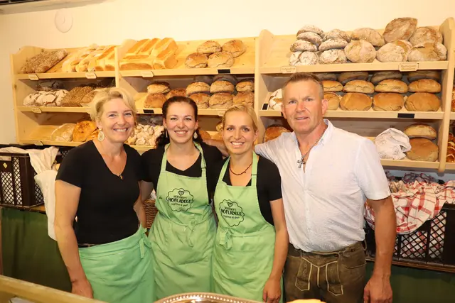 Die Familie Mair vom Weberhof zeigte sich begeistert vom großen Zuspruch bei der ORF Radio Tirol Sommerfrische. | Foto: Kendlbacher