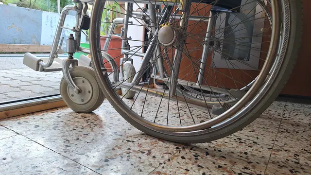 Für Rollstuhlfahrer und Rollstuhlfahrerinnen stellt eine kleine Schwelle oft ein großes Hindernis dar.  | Foto: Katrin Stiper-Mauhart 