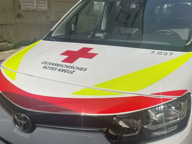 Die Einsatzkräfte mussten am Wochenende zu mehreren Verkehrsunfällen ausrücken. In Lermoos wurde ein siebenjähriger Bub schwer verletzt, in Wörgl stürzte ein E-Scooter-Lenker. | Foto: Symbolfoto Rotes Kreuz