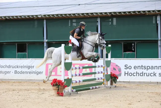 Lisa Greifeneder gewann mit Noris den Einlaufspringbewerb über 80 cm und wurde mit Cordessa (im Bild) Fünfte im Standardspringen über 105 cm. | Foto: Horsepic.at by Brunnmayr