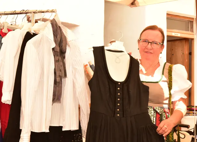 Gut erhaltene Dirndl und Trachten fanden neue Besitzer. | Foto: Herbert Schleich