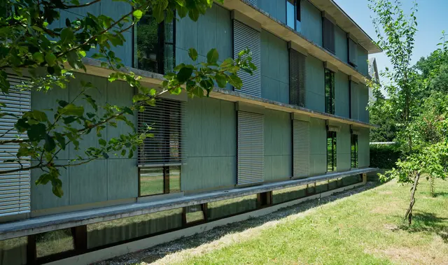 Die Stadt Salzburg hat das Gebäude mit Außenjalousien ausgestattet. Im Herbst werden zwei zusätzliche Bäume von den Stadtgärten gepflanzt. | Foto: Stadt Salzburg/Alexander Killer