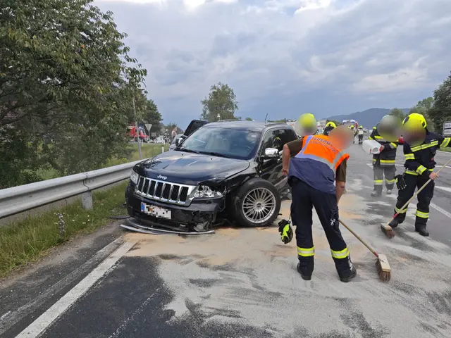 In Kärnten kam es am Wochenende zu mehreren Unfällen, wie etwa der Kollision auf der B100 bei der eine 31-jährige Lenkerin verletzt wurde. | Foto: Feuerwehren Olsach-Molzbichl