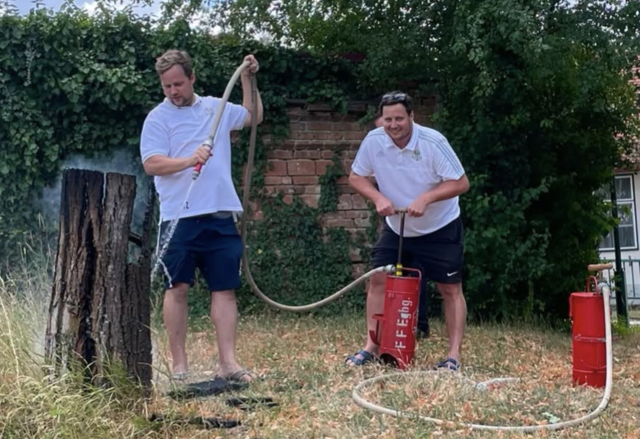 Die Vorstandsmitglieder Thomas und Stefan schnappten sich die Handpumpe und machten sich im Laufschritt auf den Weg zur Brandstelle. | Foto: SK Eggenburg
