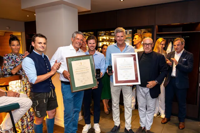 Markus Bodner und Herbert Günther wurden von Kitzbühel Tourismus mit der Ehrennadel in Gold ausgezeichnet. | Foto: Kitzbühel Tourismus