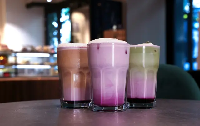Statt Matcha kommt jetzt Ube in die Cafés. Die Brotwurzel aus Asien erobert seit einiger Zeit auch den Wiener Markt. | Foto: Tchibo