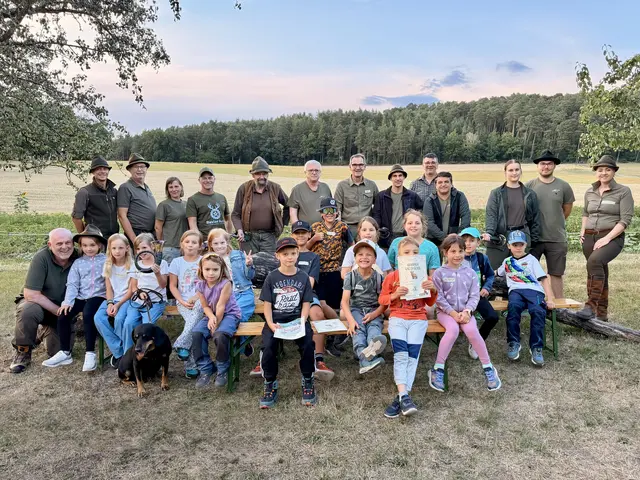Anpirschen, Jagdquiz und Knacker grillen stand im Rahmen der Ferienpass-Aktion in Gallneukirchen auf dem Programm. | Foto: Eduard Becker