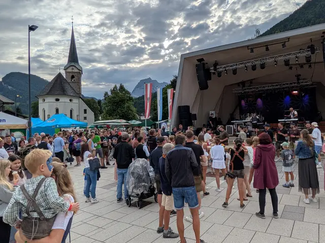 Stimmungsvolles Wetterschauspiel bei der Kirchdorfer Koasanacht auf dem neuen Dorfplatz